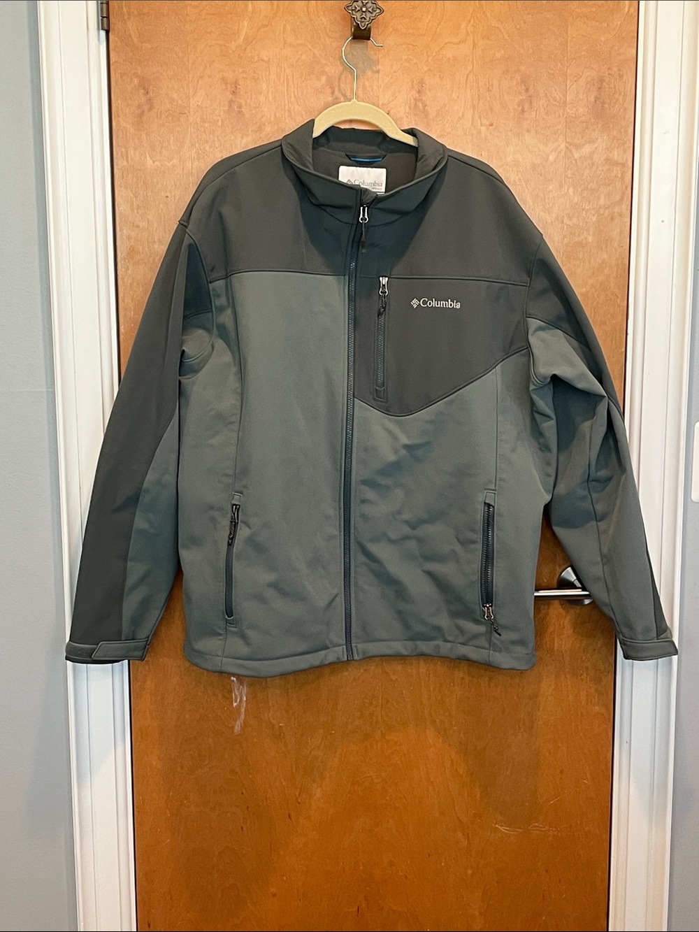 Columbia Men's Two-Tone Olive/Charcoal Softshell Jacket